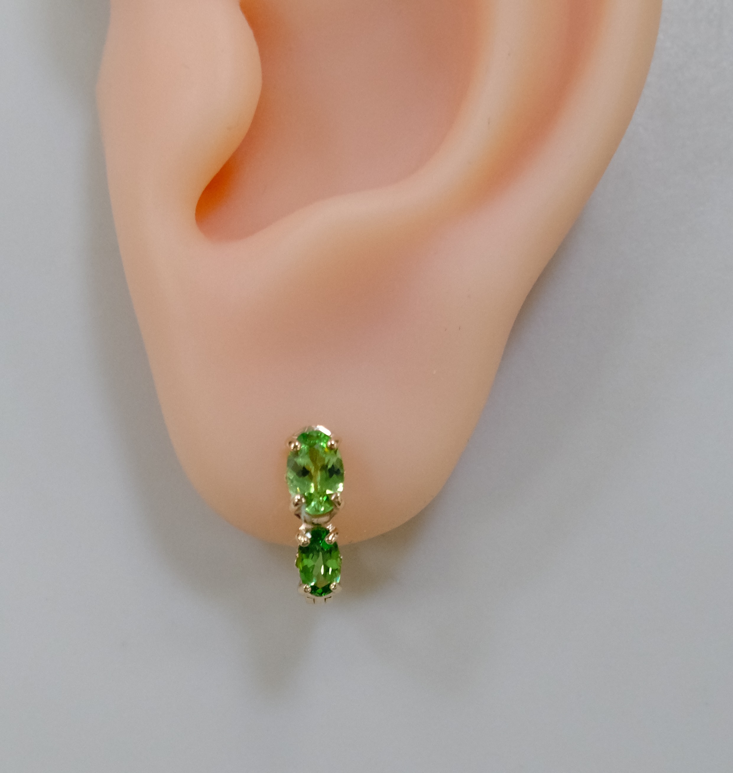 Серьги из золота с тсаворитами